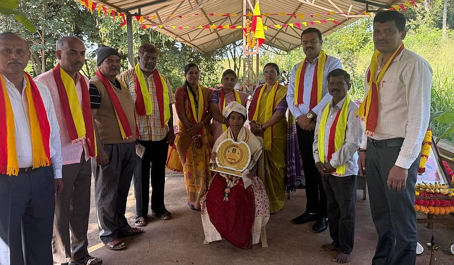 ಅರಳುಮಲ್ಲಿಗೆ ಸರ್ಕಾರಿ ಪ್ರೌಢ ಶಾಲೆಯಲ್ಲಿ ನಡೆದ ರಾಜ್ಯೋತ್ಸವ ಕಾರ್ಯಕ್ರಮದಲ್ಲಿ ಎಸ್ಎಸ್ಎಲ್‌ಸಿ ಪರೀಕ್ಷೆಯ ಕನ್ನಡ ಭಾಷಾ ವಿಷಯದಲ್ಲಿ ಶೇ100ರಷ್ಟು ಅಂಕ ಪಡೆದ ಎಂ.ಸವಿತಳನ್ನು ಸತ್ಕರಿಸಲಾಯಿತು.