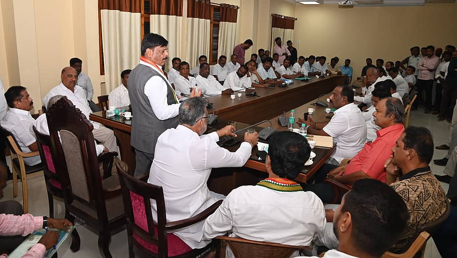 ಮೈಸೂರಿನಲ್ಲಿ ನಡೆದ ಕಾಂಗ್ರೆಸ್ ಪ್ರಮುಖರ ಸಭೆಯಲ್ಲಿ ಜಿಲ್ಲಾ ಉಸ್ತುವಾರಿ ಸಚಿವ ಡಾ.ಎಚ್.ಸಿ. ಮಹದೇವಪ್ಪ ಮಾತನಾಡಿದರು