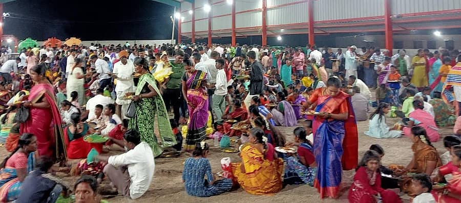 ಕುಕನೂರು ತಾಲ್ಲೂಕಿನ ಮಸಬಹಂಚಿನಾಳ ಮಾರುತೇಶ್ವರ ದೇವಸ್ಥಾನದಲ್ಲಿ ಅಪಾರ ಪ್ರಮಾಣದಲ್ಲಿ ಭಕ್ತರು ಆಗಮಿಸಿ ಪ್ರಸಾದ ಸ್ವೀಕರಿಸಿದರು