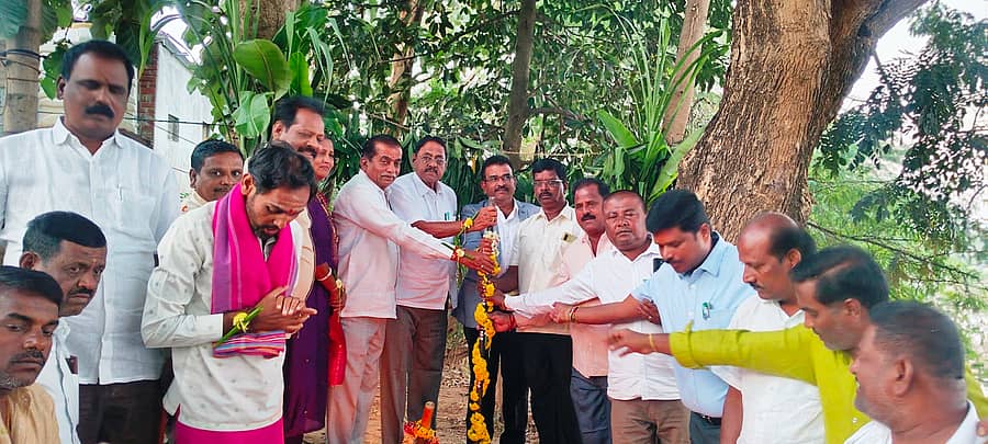 ಹೊನ್ನಾಳಿಯ ಬಾಲ್ರಾಜ್ಘಾಟ್ಗೆ ಹೊಂದಿಕೊಂಡಂತಿರುವ ತುಂಗಾಭದ್ರಾ ನದಿಗೆ ತಡೆಗೋಡೆ ನಿರ್ಮಾಣಕ್ಕೆ ಶಾಸಕ ಡಿ.ಜಿ.ಶಾಂತನಗೌಡ ಭೂಮಿ ಪೂಜೆ ನೆರವೇರಿಸಿದರು