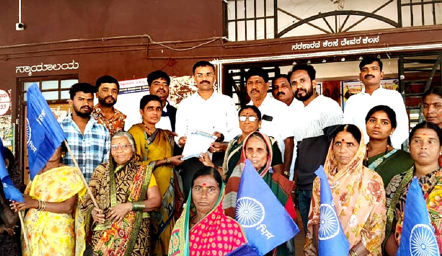 ಬಸವಕಲ್ಯಾಣದ ತಹಶೀಲ್ದಾರ್ ದತ್ತಾತ್ರಿ ಗಾದಾ ಅವರಿಗೆ ದಲಿತ ಸಂಘರ್ಷ ಸಮಿತಿಯಿಂದ ಮನವಿಪತ್ರ ಸಲ್ಲಿಸಲಾಯಿತು