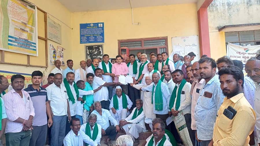 ಮೆಕ್ಕೆಜೋಳ ಬೆಂಬಲ ಬೆಲೆ ಖರೀದಿ ಕೇಂದ್ರ ಆರಂಭಿಸುವಂತೆ ಆಗ್ರಹಿಸಿ ಲಕ್ಷ್ಮೇಶ್ವರದ ತಾಲ್ಲೂಕಿನ ವಿವಿಧ ರೈತಪರ ಸಂಘಟನೆ ಕಾರ್ಯಕರ್ತರು ತಹಶೀಲ್ದಾರ್‌ ಕೆ. ರಾಘವೇಂದ್ರ ಅವರಿಗೆ ಮನವಿ ಸಲ್ಲಿಸಿದರು