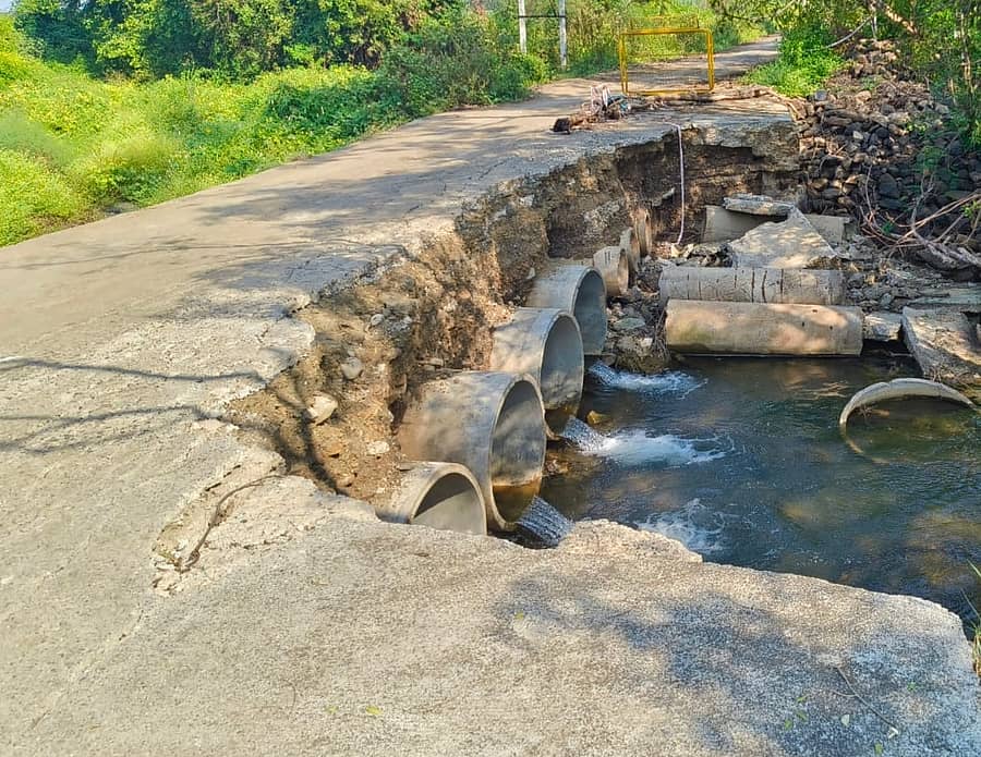 <div class="paragraphs"><p>ಆಳಂದ ತಾಲ್ಲೂಕಿನ ನಿಂಬರ್ಗಾ ಸಮೀಪದ ಬೊಮ್ಮನಹಳ್ಳಿ–ವೈಜಾಪುರ ಮಧ್ಯದ ಸೇತುವೆ ಕೊಚ್ಚಿಹೋಗಿ ತಿಂಗಳಾದರೂ ದುರಸ್ತಿಯಾಗಿಲ್ಲ</p></div>