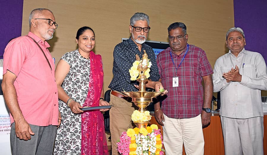 ಮೈಸೂರಿನ ಭಾರತೀಯ ಭಾಷಾ ಸಂಸ್ಥಾನದಲ್ಲಿ ‘ಶಾಸ್ತ್ರೀಯ ಕನ್ನಡ ಅತ್ಯುನ್ನತ ಅಧ್ಯಯನ ಕೇಂದ್ರ’ವು ಸೋಮವಾರ ಆಯೋಜಿಸಿದ್ದ ‘ಶಾಸ್ತ್ರೀಯ ಕನ್ನಡ ನಿತ್ಯೋತ್ಸವ ಅಂತರ್ಜಾಲ ಉಪನ್ಯಾಸ ಸರಣಿಯ’ ಸಮಾರೋಪವನ್ನು ವಿಮರ್ಶಕ ಪ್ರೊ.ರಹಮತ್ ತರೀಕೆರೆ ಉದ್ಘಾಟಿಸಿದರು ಪ್ರಜಾವಾಣಿ ಚಿತ್ರ 