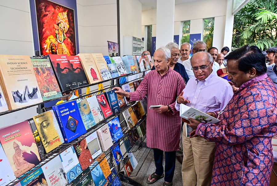 ‘ಸಂತವಾಣಿ’ ಕಾರ್ಯಕ್ರಮದಲ್ಲಿ ನರಹಳ್ಳಿ ಬಾಲಸುಬ್ರಹ್ಮಣ್ಯ, ಕೆ.ಜಿ,. ರಾಘವನ್, ಟಿ.ಎಸ್. ನಾಗಾಭರಣ ಪುಸ್ತಕಗಳನ್ನು ವೀಕ್ಷಿಸಿದರು. ಪ್ರಜಾವಾಣಿ ಚಿತ್ರ