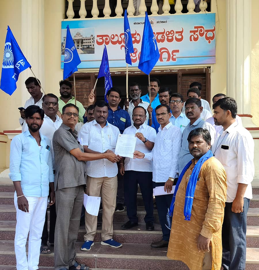 <div class="paragraphs"><p>ಜೇವರ್ಗಿ ಪಟ್ಟಣದ ತಹಶೀಲ್ದಾರ್ ಕಚೇರಿಯ ಎದುರು ಆರ್ಎಸ್ಎಸ್ ನಿಷೇಧಿಸುವಂತೆ ಆಗ್ರಹಿಸಿ ಡಿಎಸ್ಎಸ್ ವತಿಯಿಂದ ಗ್ರೇಡ್-2 ತಹಶೀಲ್ದಾರ್ ಅವರಿಗೆ ಮನವಿ ಪತ್ರ ಸಲ್ಲಿಸಲಾಯಿತು</p></div>