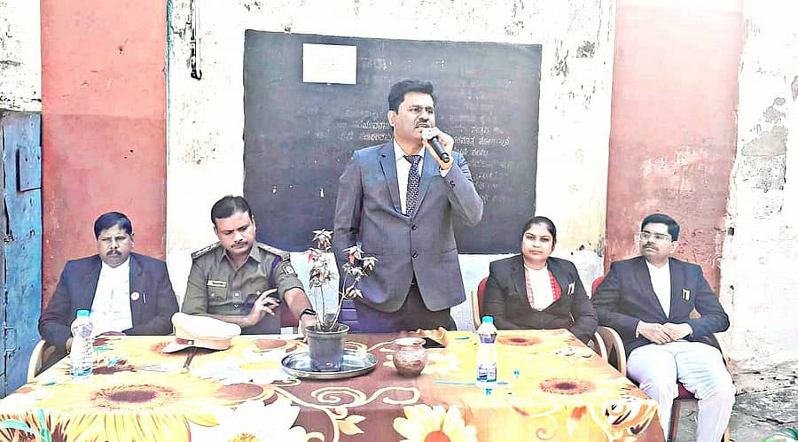ದಾವಣಗೆರೆಯ ಜಿಲ್ಲಾ ಕಾರಾಗೃಹದಲ್ಲಿ ಸೋಮವಾರ ಆಯೋಜಿಸಿದ್ದ ಕಾನೂನು ಅರಿವು, ನೆರವು ಕಾರ್ಯಕ್ರಮದಲ್ಲಿ ಜಿಲ್ಲಾ ಕಾನೂನು ಸೇವಾ ಪ್ರಾಧಿಕಾರದ ಸದಸ್ಯ ಕಾರ್ಯದರ್ಶಿ ಮಹಾವೀರ ಕರೆಣ್ಣನವರ್ ಮಾತನಾಡಿದರು