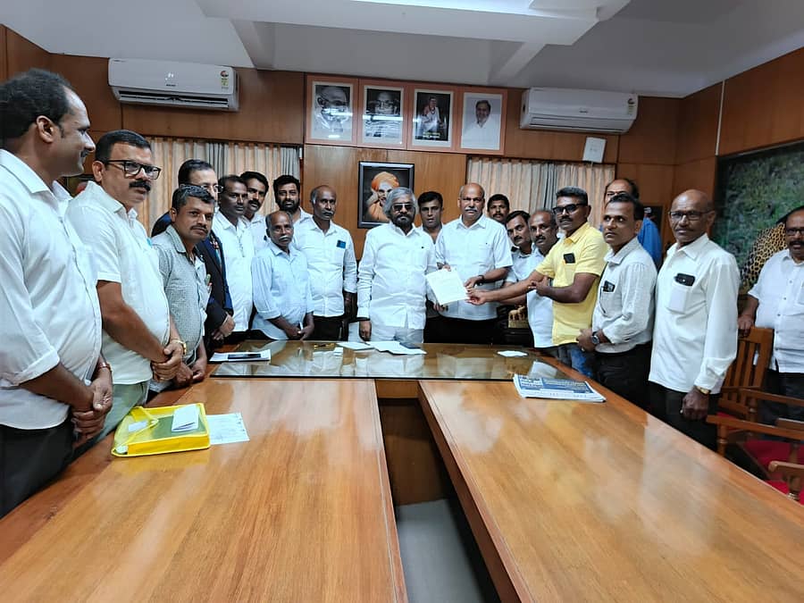 ಶೃಂಗೇರಿ ಶಾಸಕ ಟಿ.ಡಿ.ರಾಜೇಗೌಡ ನೇತೃತ್ವದ ನಿಯೋಗವು ಅರಣ್ಯ ಸಚಿವ ಈಶ್ವರ ಖಂಡ್ರೆ ಅವರಿಗೆ ಮನವಿ ಪತ್ರ ಸಲ್ಲಿಸಿತು.