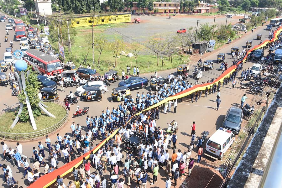 <div class="paragraphs"><p>ಬೀದರ್ನಲ್ಲಿ ಸೋಮವಾರ ಸಾವಿರ ಮೀಟರ್ ಉದ್ದದ ಕರ್ನಾಟಕ ಬಾವುಟ ಹಾಗೂ ತಾಯಿ ಭುವನೇಶ್ವರಿ ಭಾವಚಿತ್ರದ ಮೆರವಣಿಗೆ ನಡೆಯಿತು </p></div>