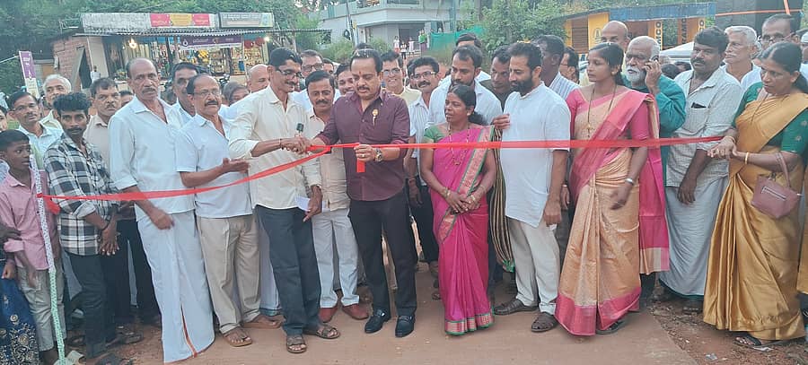 ಕೊಳ್ತಿಗೆ ಗ್ರಾಮದ ಮಣಿಕ್ಕಾರದಲ್ಲಿ ಅಭಿವೃದ್ಧಿ ಕಾಮಗಾರಿಗಳನ್ನು ಶಾಸಕ ಅಶೋಕ್ ರೈ ಉದ್ಘಾಟಿಸಿದರು