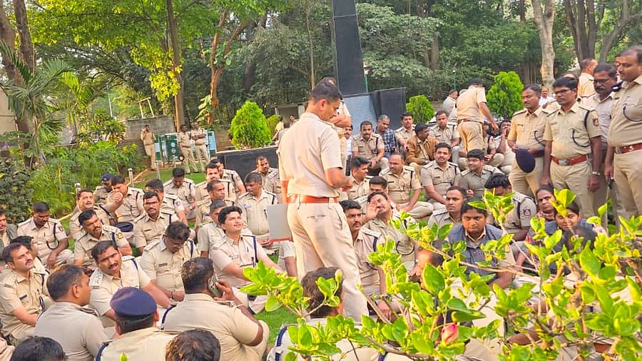 <div class="paragraphs"><p>ನಮ್ಮನ್ನು ರಕ್ಷಿಸಿ ಎಂದು ಗೋಗರೆದು ಅರಣ್ಯಭವನದ ಮುಂದೆ ಆರ್ಎಫ್ಒಗಳ ಪ್ರತಿಭಟನೆ</p></div>