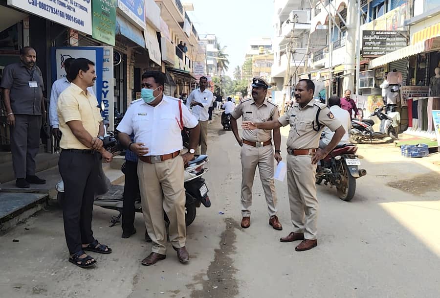 ಸಂಚಾರ ದಟ್ಟಣೆ ನಿಯಂತ್ರಿಸಲು ಪಾದಚಾರಿ ಮಾರ್ಗ ಅತಿಕ್ರಮಿಸಿಕೊಳ್ಳದಂತೆ ಅಂಗಡಿಗಳ ಮಾಲೀಕರಿಗೆ ಪೊಲೀಸರು ಮನವಿ ಮಾಡಿದರು