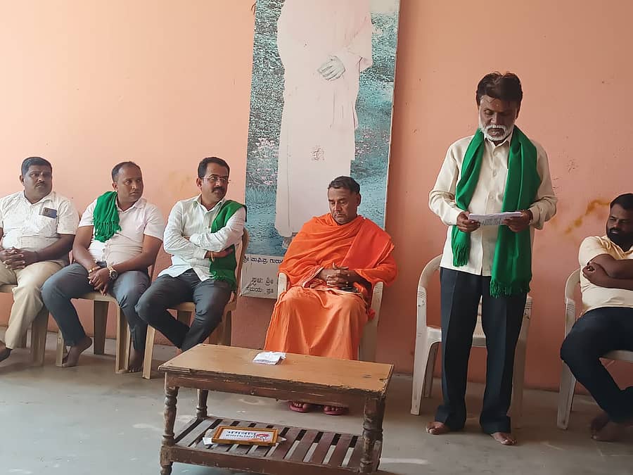 ಹತ್ತರಗಿಯಲ್ಲಿ ನಡೆದ ರೈತ ಸಭೆಲ್ಲಿ ರೈತ ಮುಖಂಡ ರಾಜು ಗಡ್ಡೆನವರ ಸೋಮವಾರ ಮಾತನಾಡಿದರು