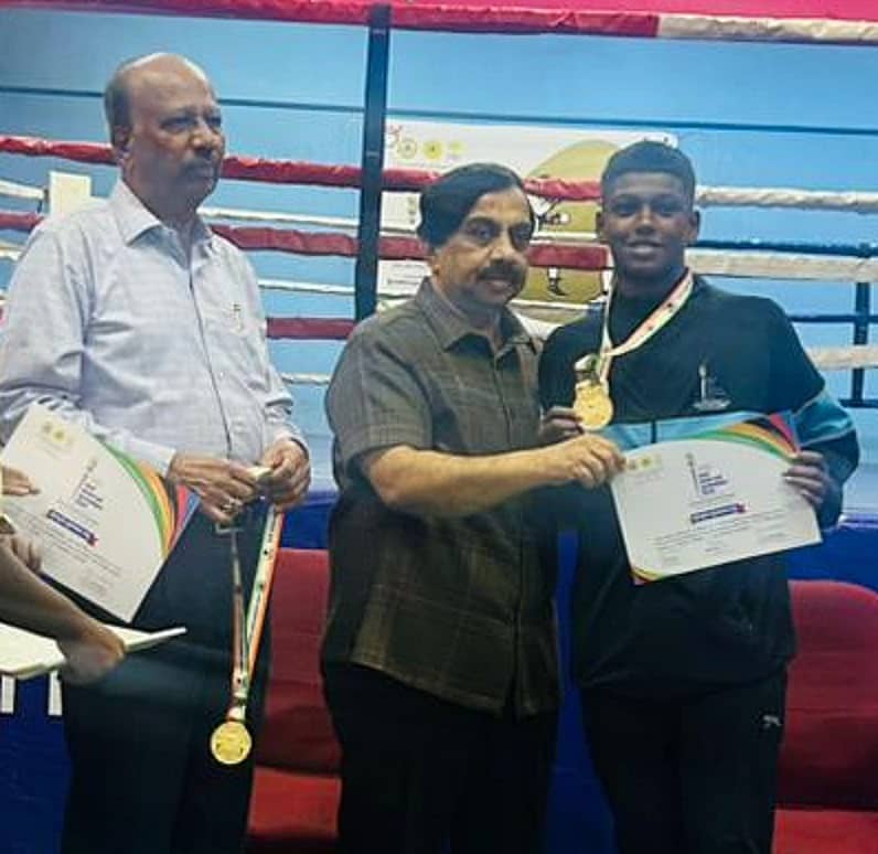 ಕರ್ನಾಟಕ ಒಲಿಂಪಿಕ್ ಸಂಸ್ಥೆ ಅಧ್ಯಕ್ಷ ಕೆ.ಗೋವಿಂದರಾಜ್‌ ಅವರು ರಚಿತ್‌ ತರುಣ್‌ಗೆ ಪದಕ ಪ್ರದಾನ ಮಾಡಿದರು.