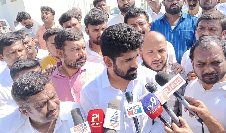 ಕೋಲಾರದಲ್ಲಿ ಸೋಮವಾರ ಶಾಸಕ ಕೆ.ವೈ.ನಂಜೇಗೌಡರ ಪುತ್ರ ಸುನಿಲ್‌ ನಂಜೇಗೌಡ ಸುದ್ದಿಗಾರರೊಂದಿಗೆ ಮಾತನಾಡಿದರು
