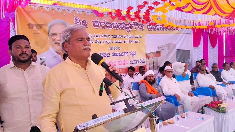 ಶಹಾಪುರ ನಗರದ ವಿಭೂತಿಹಳ್ಳಿ ರಸ್ತೆಯಲ್ಲಿರುವ ವಿದ್ಯಾರಣ್ಯ ಲೇಔಟ್‌ನಲ್ಲಿ ಸೋಮವಾರ ₹2ಕೋಟಿ ವೆಚ್ಚದಲ್ಲಿ ಶಾದಿ ಮಹಲ್ ಭೂಮಿ ಪೂಜೆ ನೆರವೇರಿಸಿ ಮಾತನಾಡಿದ ಸಚಿವಸಚಿವ ಶರಣಬಸ್ಸಪ್ಪಗೌಡ ದರ್ಶನಾಪುರ