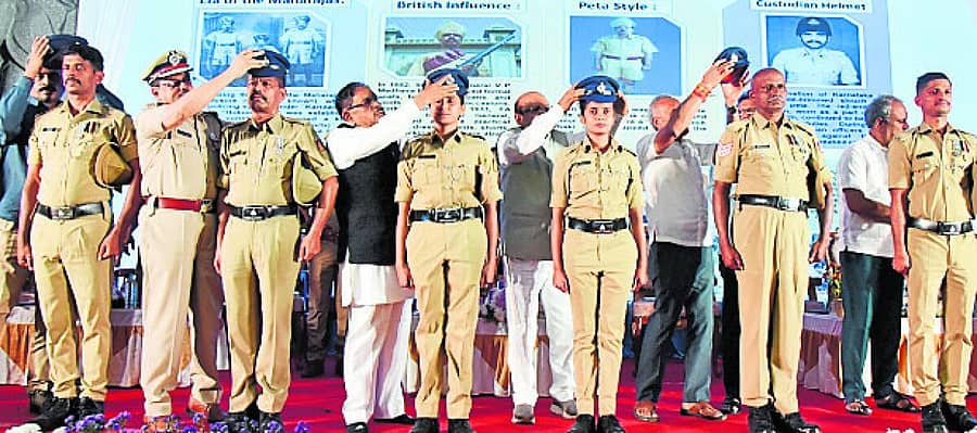 <div class="paragraphs"><p>ತುಮಕೂರಿನಲ್ಲಿ ಸೋಮವಾರ ಪೊಲೀಸರಿಗೆ ಪೀಕ್ ಕ್ಯಾಪ್ಅನ್ನು ಗೃಹ ಸಚಿವ ಜಿ.ಪರಮೇಶ್ವರ, ಶಾಸಕ ಟಿ.ಬಿ.ಜಯಚಂದ್ರ, ಸಿ.ಬಿ.ಸುರೇಶ್ಬಾಬು, ಬಿ.ಸುರೇಶ್ಗೌಡ, ಜಿ.ಬಿ.ಜ್ಯೋತಿಗಣೇಶ್ ಇತರರು ವಿತರಿಸಿದರು</p></div>