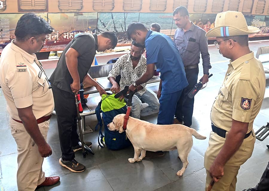 ಮಂಗಳೂರಿನ ಸೆಂಟ್ರಲ್ ರೈಲು ನಿಲ್ದಾಣದಲ್ಲಿ ಪ್ರಯಾಣಿಕರ ಬ್ಯಾಗ್ಗಳನ್ನು ಪೊಲೀಸ್ ಶ್ವಾನದಳದ ಸಿಬ್ಬಂದಿ ಮಂಗಳವಾರ ತಪಾಸಣೆ ನಡೆಸಿದರು ಪ್ರಜಾವಾಣಿ ಚಿತ್ರ