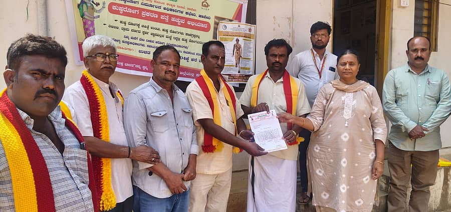 ರಾಣೆಬೆನ್ನೂರು ತಾಲ್ಲೂಕಿನಲ್ಲಿನ ನಕಲಿ ವೈದ್ಯರ ಹಾವಳಿಯನ್ನು ತಡೆಯಬೇಕೆಂದು ಒತ್ತಾಯಿಸಿ ಕರವೇ ತಾಲ್ಲೂಕು ಸಮಿತಿ ಪದಾಧಿಕಾರಿಗಳು ಪ್ರತಿಭಟನೆ ನಡೆಸಿ ತಾಲ್ಲೂಕು ಆರೋಗ್ಯ ಅಧಿಕಾರಿ ಡಾ.ರಾಜೇಶ್ವರಿ ಕದರಮಂಡಲಗಿ ಅವರಿಗೆ ಮನವಿ ಸಲ್ಲಿಸಿದರು.