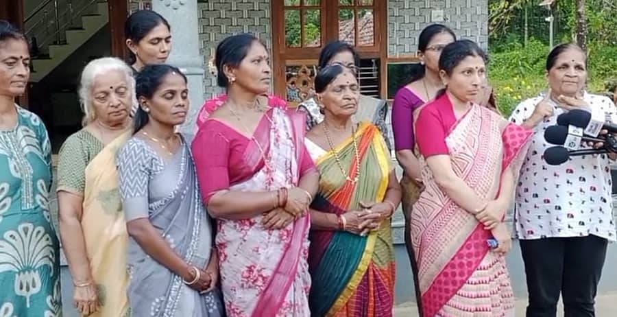 ‘ಕೊಂದವರು ಯಾರು’ ಆಂದೋಲನದ ಜ್ಯೋತಿ ಅನಂತ ಸುಬ್ಬರಾವ್, ಶಶಿಕಲಾ ಶೆಟ್ಟಿ, ಗೀತಾ ಸುರತ್ಕಲ್, ಮಮತಾ, ಸುರೇಖಾ, ಶೈಲಜಾ, ಮಲ್ಲಿಗೆ, ಚಂಪಾ ಮತ್ತಿತರರು ಧರ್ಮಸ್ಥಳ ಗ್ರಾಮದ ಪಾಂಗಳದಲ್ಲಿ ದಿ.ಸೌಜನ್ಯಾ ತಾಯಿ ಕುಸುಮಾವತಿ ಅವರನ್ನು ಮಂಗಳವಾರ ಭೇಟಿಯಾದರು