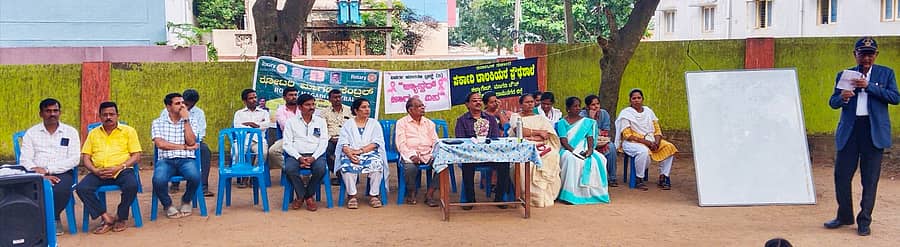 ಮಾಗಡಿ ಪಟ್ಟಣದ ಸರ್ಕಾರಿ ಬಾಲಕಿಯರ ಪ್ರೌಢಶಾಲೆಯಲ್ಲಿ ನಿಸರ್ಗ ಪರಿಚರಣ ಟ್ರಸ್ಟ್ ವತಿಯಿಂದ ನಡೆದ ಕ್ಯಾನ್ಸರ್ ಜಾಗೃತಿ ದಿನಾಚರಣೆಯಲ್ಲಿ ಎಚ್.ಎನ್.ಶಿವಲಿಂಗಯ್ಯ ಮಾತನಾಡಿದರು.