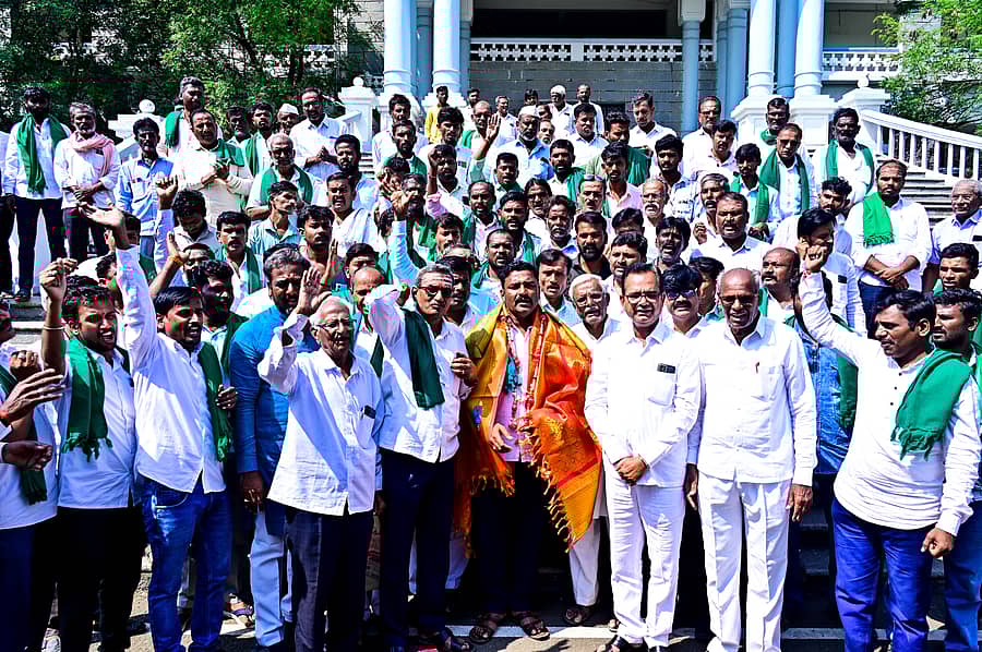 <div class="paragraphs"><p>ಕಲಬುರಗಿಯ ಜಿಲ್ಲಾಧಿಕಾರಿ ಕಚೇರಿ ಬಳಿ ಮಂಗಳವಾರ ಕಬ್ಬು ಬೆಳೆಗಾರರ ಸಂಘದ ಸದಸ್ಯರು ರೈತ ಮುಖಂಡ ಚೂನಪ್ಪ ಪೂಜಾರಿ ಅವರಿಗೆ ಶಾಲು ಹೊದಿಸಿ ಅಭಿನಂದಿಸಿದರು </p></div>