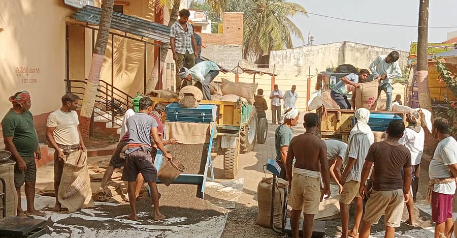 ಸರ್ಕಾರದ ಬೆಂಬಲಬೆಲೆ ಯೋಜನೆಯಡಿ ಉಪ್ಪಿನಬೆಟಗೇರಿಯ ಪ್ರಾಥಮಿಕ ಕೃಷಿ ಪತ್ತಿನ ಸಹಕಾರ ಸಂಘದಲ್ಲಿ ತೆರೆಯಲಾದ ಮುಂಗಾರು ಹಂಗಾಮಿನ ವಿವಿಧ ಬೆಳೆಯ ಖರೀದಿ ಕೆಂದ್ರದಲ್ಲಿ ಮಂಗಳವಾರ ರೈತರು ಉದ್ದು ಕಾಳು ಮಾರಾಟ ಮಾಡಿದರು