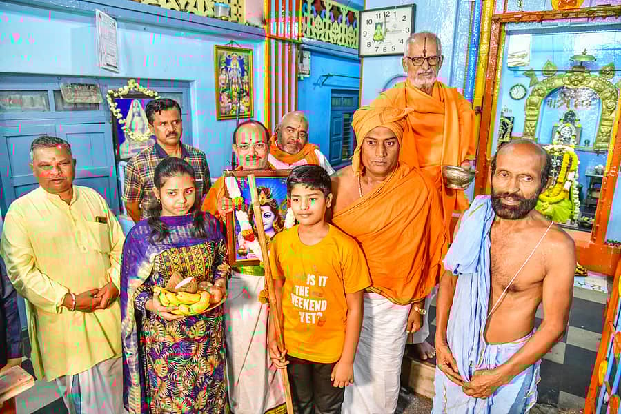 ಲೋಕಕಲ್ಯಾಣಾರ್ಥವಾಗಿ ಪಾದಯಾತ್ರೆಯ ಮೂಲಕ ವಾರಣಾಸಿಗೆ ತೆರಳಿದ್ದ ಕೊಪ್ಪಳದ ಚನ್ನಬಸವನಗರದ ನಿವಾಸಿ ಹನುಮೇಶ ಕುಲಕರ್ಣಿ ಮಂಗಳವಾರ ರಾಯರ ಮಠಕ್ಕೆ ಆಗಮಿಸುವ ಮೂಲಕ ತಮ್ಮ ಪಾದಯಾತ್ರೆಯನ್ನು ಪೂರ್ಣಗೊಳಿಸಿದರು