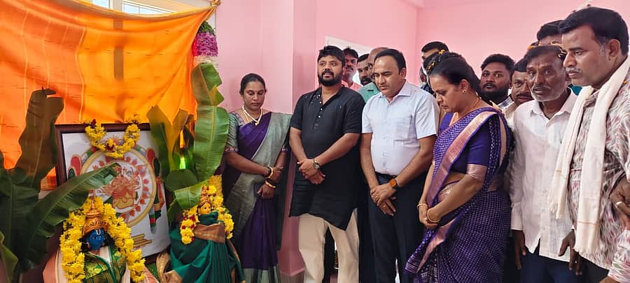 ಚಿಕ್ಕಬಳ್ಳಾಪುರ ತಾಲ್ಲೂಕಿನ ಆವಲಗುರ್ಕಿಯಲ್ಲಿ ನಡೆದ ಗ್ರಾಮ ಪಂಚಾಯಿತಿ ಕಟ್ಟಡ ಉದ್ಘಾಟನೆ ಕಾರ್ಯಕ್ರಮದ ಪೂಜೆಯಲ್ಲಿ ಶಾಸಕ ಪ್ರದೀಪ್ ಈಶ್ವರ್ ಹಾಗೂ ಅಧಿಕಾರಿಗಳು ಪಾಲ್ಗೊಂಡಿದ್ದರು