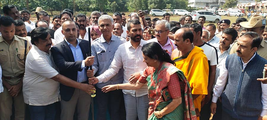 ಕುಶಾಲನಗರ ಮಾದಾಪಟ್ಟಣದಲ್ಲಿ ₹8.60 ಕೋಟಿ ವೆಚ್ಚದಲ್ಲಿ ನಿರ್ಮಿಸಲು ಉದ್ದೇಶಿಸಿರುವ ತಾಲ್ಲೂಕು ಆಡಳಿತ ಭವನ ಪ್ರಜಾಸೌಧ ಕಟ್ಟಡಕ್ಕೆ ಕಂದಾಯ ಸಚಿವ ಕೃಷ್ಣಬೈರೇಗೌಡ ಭೂಮಿ ಪೂಜೆ ನೆರವೇರಿಸಿದರು