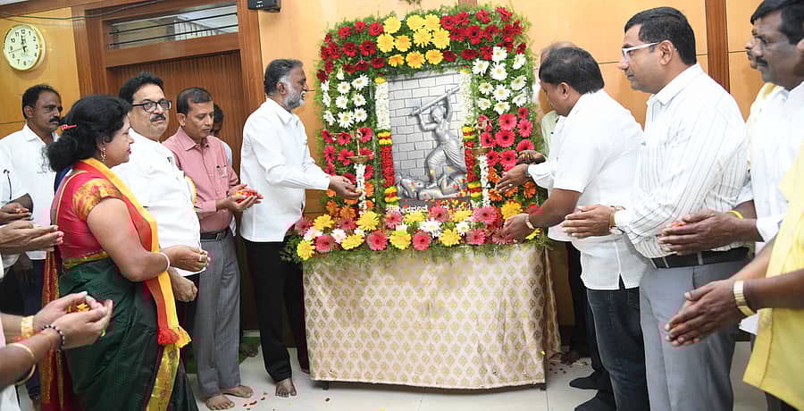 ದಾವಣಗೆರೆ ಜಿಲ್ಲಾಧಿಕಾರಿ ಕಚೇರಿಯ ಸಭಾಂಗಣದಲ್ಲಿ ಮಂಗಳವಾರ ನಡೆದ ಕಾರ್ಯಕ್ರಮದಲ್ಲಿ ಒನಕೆ ಓಬವ್ವ ಭಾವಚಿತ್ರಕ್ಕೆ ಗಣ್ಯರು ಪುಷ್ಪನಮನ ಸಲ್ಲಿಸಿದರು