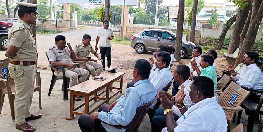 ಯಳಂದೂರು ಪಟ್ಟಣದ ಪೋಲೀಸ್ ಠಾಣೆ ಆವರಣದಲ್ಲಿ ಮಂಗಳವಾರ ಆಯೋಜಿಸಿದ್ದ ಪರಿಶಿಷ್ಟ ಜಾತಿ/ಪಂಗಡದ ಕುಂದು ಕೊರತೆ ಸಭೆಯಲ್ಲಿ ಮುಖಂಡರೊಡನೆ ಸರ್ಕಲ್ ಇನ್ಸ್ಪೆಕ್ಟರ್ ಜಿ.ಕೆ.ಸುಬ್ರಮಣ್ಯ ಮಾತನಾಡಿದರು.