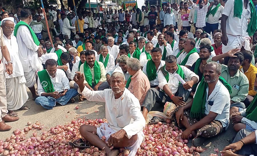 ಬೆಂಬಲ ಬೆಲೆ ಖರೀದಿ ಕೇಂದ್ರ ಸೇರಿದಂತೆ ರೈತರ ವಿವಿಧ ಬೇಡಿಕೆ ಈಡೇರಿಸಬೇಕು ಎಂದು ಆಗ್ರಹಿಸಿ ಮುಂಡರಗಿ ತಹಶೀಲ್ದಾರ್ ಕಾರ್ಯಾಲಯದ ಎದುರಿನ ರಾಜ್ಯ ಹೆದ್ದಾರಿಯಲ್ಲಿ ಮಂಗಳವಾರ ರೈತರು ಧರಣಿ ನಡೆಸಿದರು