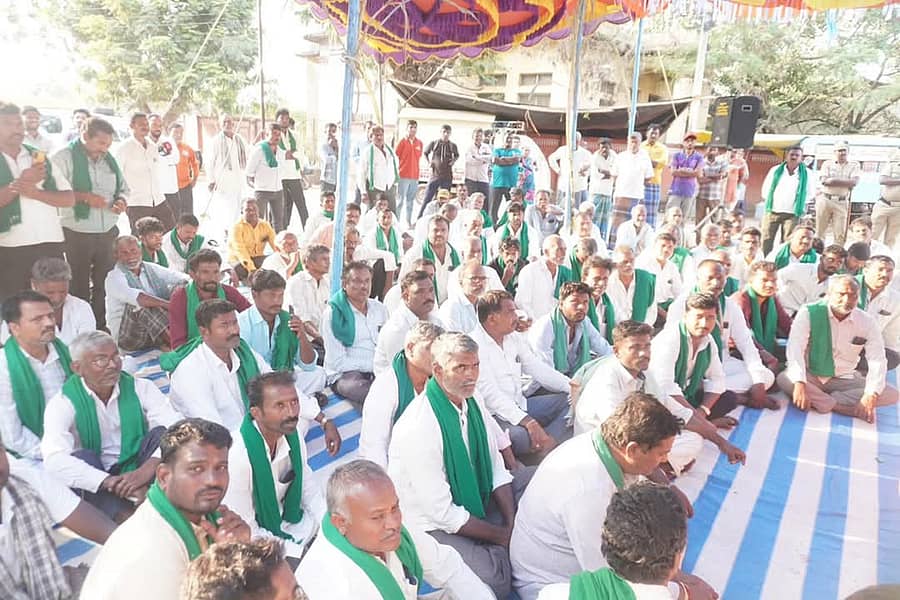 ಹಾವೇರಿಯ ಹುತಾತ್ಮ ಮೈಲಾರ ಮಹದೇವಪ್ಪ ವೃತ್ತದಲ್ಲಿ ಮಂಗಳವಾರ ನಡೆದ ಧರಣಿಯಲ್ಲಿ ಪಾಲ್ಗೊಂಡಿದ್ದ ಕಬ್ಬು ಬೆಳೆಗಾರರು