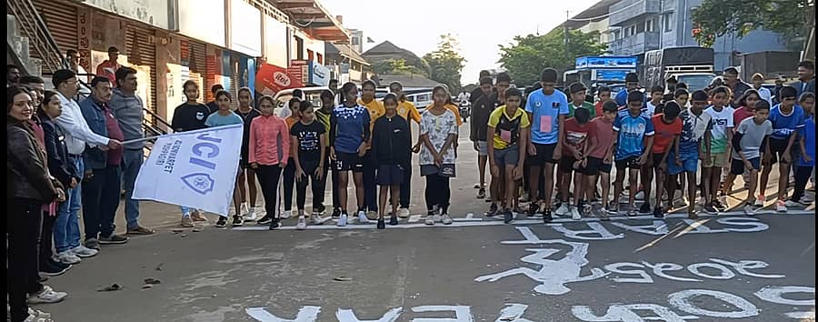 ಸೋಮವಾರಪೇಟೆ ಜೇಸಿಐ ಸಂಸ್ಥೆಯಿಂದ ಜೇಸಿ ಸಪ್ತಾಹದ ಅಂಗವಾಗಿ ನಡೆದ ಮ್ಯಾರಥಾನ್ನ್ನು ರಾಜ್ಯ ಒಕ್ಕಲಿಗರ ಸಂಘದ ಜಿಲ್ಲಾ ಪ್ರತಿನಿಧಿ ಹರಪಳ್ಳಿ ರವೀಂದ್ರ ಚಾಲನೆ ನೀಡಿದರು. ಜಗದಾಂಭ, ಮಾಯಾ ಗಿರೀಶ್, ವಿನುತ ಜೊತೆಗಿದ್ದರು