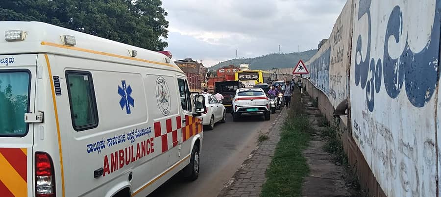 ಕಬ್ಬಿಣದ ಅದಿರು ತುಂಬಿದ ಲಾರಿಗಳು ಬಸವೇಶ್ವರ ಆಸ್ಪತ್ರೆ, ಡಾನ್‌ ಬಾಸ್ಕೊ ಶಾಲೆ ಮುಂದಿನ ಸರ್ವೀಸ್‌ ರಸ್ತೆ ಬಂದ ಕಾರಣ ಆಂಬುಲೆನ್ಸ್‌, ಶಾಲಾವಾಹನ ಟ್ರಾಫಿಕ್‌ ಜಾಮ್‌ನಲ್ಲಿ ಸಿಲುಕಿದ್ದವು