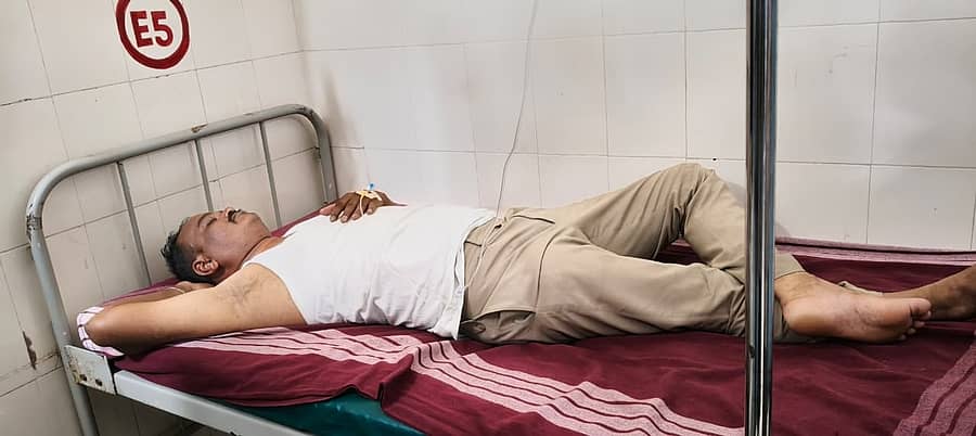 ಹಲ್ಲೆಗೊಳಗಾದ ಎಎಸ್ಐ ವೆಂಕಟಪ್ಪ ನಾಯಕ ಅವರು ಲಿಂಗಸುಗೂರು ಆಸ್ಪತ್ರೆಯಲ್ಲಿ ಚಿಕಿತ್ಸೆ ಪಡೆದರು