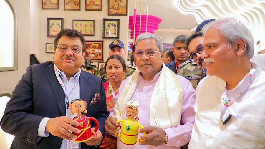 <div class="paragraphs"><p>"ಕಲಾಲೋಕ ಮಳಿಗೆ"ಯನ್ನು ಸಿಎಂ ಸಿದ್ದರಾಮಯ್ಯ ಅವರು ಇಂದು ಉದ್ಘಾಟಿಸಿದರು.</p></div>