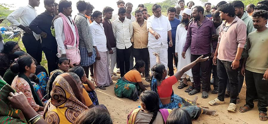 ಮುದ್ದೇಬಿಹಾಳ ತಾಲ್ಲೂಕಿನ ಶಿರೋಳ ಗ್ರಾಮದ ಬಳಿ ಕೆಬಿಜೆಎನ್‌ಎಲ್ ಎಡದಂಡೆ ಕಾಲುವೆಯಲ್ಲಿ ಮುಳುಗಿದ ನಾಪತ್ತೆಯಾದ ಯುವಕರ ಕುಟುಂಬದವರನ್ನು ಮಂಗಳವಾರ ಭೇಟಿಯಾದ ಬಿಜೆಪಿ ರೈತ ಮೋರ್ಚಾ ರಾಜ್ಯ ಘಟಕದ ಅಧ್ಯಕ್ಷ ಎ.ಎಸ್.ಪಾಟೀಲ ನಡಹಳ್ಳಿ ಸಂತೈಸಿದರು.