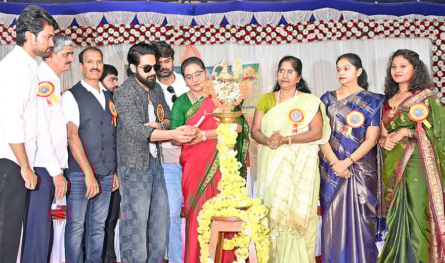 ಮಹಾರಾಣಿ ಮಹಿಳಾ ಕಲಾ ಕಾಲೇಜಿನ ವಾರ್ಷಿಕ ಚಟುವಟಿಕೆಗಳ ಕಾರ್ಯಕ್ರಮವನ್ನು ಚಿತ್ರನಟ ಝೈದ್ ಖಾನ್ ಉದ್ಘಾಟಿಸಿದರು ಪ್ರಜಾವಾಣಿ ಚಿತ್ರ