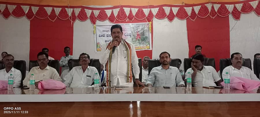 ಜಗಳೂರಿನಲ್ಲಿ ಮಂಗಳವಾರ ನಡೆದ ವೀರವನಿತೆ ಓಬವ್ವ ಜಯಂತ್ಯುತ್ಸವದಲ್ಲಿ ಶಾಸಕ ಬಿ. ದೇವೇಂದ್ರಪ್ಪ ಮಾತನಾಡಿದರು