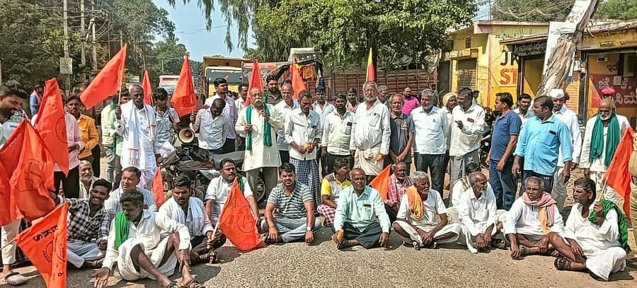 ಬೀಳಗಿ ತಾಲ್ಲೂಕಿನ ಸಿದ್ದಾಪೂರ ಗ್ರಾಮದಲ್ಲಿ ಭಾರತೀಯ ಕಿಸಾನ ಸಂಘದ ನೇತೃತ್ವದಲ್ಲಿ ತಾಲ್ಲೂಕಿನಲ್ಲಿ ಮೆಕ್ಕೆಜೋಳ ಖರೀದಿ ಕೇಂದ್ರ ತೆರೆಯಲು ಒತ್ತಾಯಿಸಿ ರೈತರು ಪ್ರತಿಭಟನೆ ನಡೆಸಿದರು