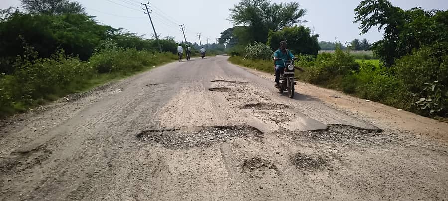 ಕೊಳ್ಳೇಗಾಲ ತಾಲ್ಲೂಕಿನ ಮುಳ್ಳೂರು ಗ್ರಾಮದಿಂದ ಮೈಸೂರು ಜಿಲ್ಲೆಗೆ ಸಂಪರ್ಕ ಕಲ್ಪಿಸುವ ಮುಖ್ಯ ರಸ್ತೆಯ ದುಸ್ಥಿತಿ
