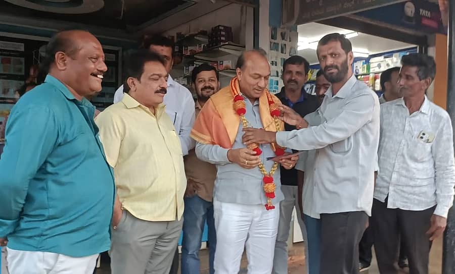 ಹೊಸನಗರ ತಾಲ್ಲೂಕಿನ ಚಿಕ್ಕಪೇಟೆಗೆ ಬಂದಿದ್ದ ನೂತನ ಕೆಎಂಎಫ್ ನಿರ್ದೇಶಕ ಆರ್.ಎಂ. ಮಂಜುನಾಥ ಗೌಡ ಅವರನ್ನು ಸಹಕಾರಿಗಳು ಸನ್ಮಾನಿಸಿದರು 