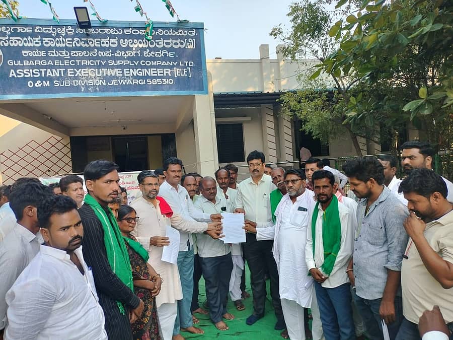 ಜೇವರ್ಗಿಯಲ್ಲಿ ವಿದ್ಯುತ್ ಬಿಲ್ ಸಮಸ್ಯೆ ಸರಿಪಡಿಸುವಂತೆ ಒತ್ತಾಯಿಸಿ ವಿವಿಧ ಸಂಘಟನೆಗಳಿಂದ ಜೆಸ್ಕಾಂ ಅಧಿಕಾರಿಗಳಿಗೆ ಮನವಿ ಪತ್ರ ಸಲ್ಲಿಸಲಾಯಿತು