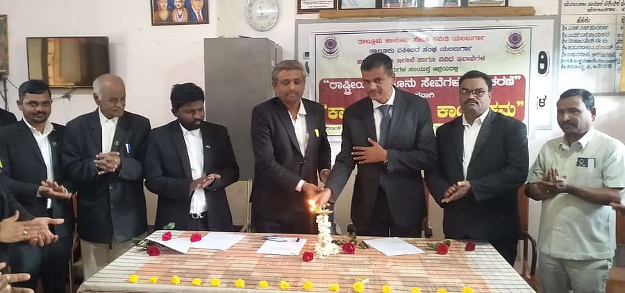 <div class="paragraphs"><p>ಯಲಬುರ್ಗಾ ಪಟ್ಟಣದ ವಕೀಲರ ಸಂಘದಲ್ಲಿ ನಡೆದ ರಾಷ್ಟ್ರೀಯ ಕಾನೂನು ಸೇವಾ ದಿನಾಚರಣೆ ಪ್ರಯುಕ್ತ ಕಾನೂನು ಅರಿವು ಕಾರ್ಯಕ್ರಮಕ್ಕೆ ಹಿರಿಯ ಶ್ರೇಣಿ ನ್ಯಾಯಾಧೀಶ ರಂಗನಾಥ ಜೆ. ಚಾಲನೆ ನೀಡಿದರು </p></div>