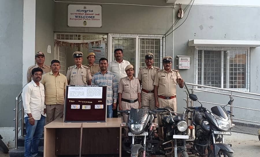 ಕಳ್ಳರಿಂದ ಬಂಗಾರಪೇಟೆ ಪೊಲೀಸರು ವಶಪಡಿಸಿಕೊಂಡಿರುವ ಆಭರಣ ಹಾಗೂ ವಾಹನಗಳು