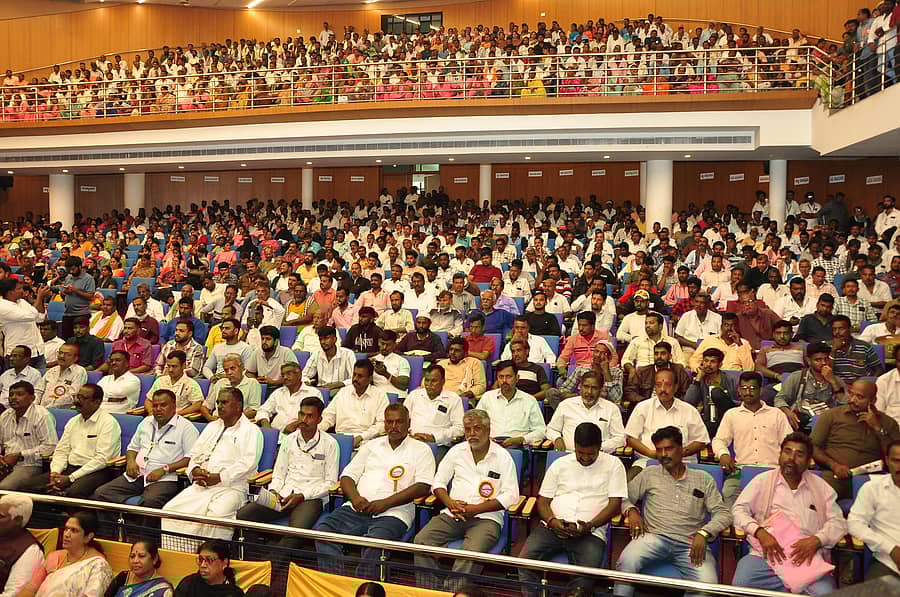 ಮಂಡ್ಯ ನಗರದ ಅಂಬೇಡ್ಕರ್ ಭವನದಲ್ಲಿ ನಡೆದ ‘ಮಂಡ್ಯ ಜಿಲ್ಲೆಯ ವಿವಿಧ ವರ್ಗಗಳ ಅಸಂಘಟಿತ ಕಾರ್ಮಿಕರಿಗೆ ಸ್ಮಾರ್ಟ್ ಕಾರ್ಡ್ ವಿತರಣೆ ಕಾರ್ಯಕ್ರಮದಲ್ಲಿ ಭಾಗವಹಿಸಿದ್ದ ವಿವಿಧ ಸಂಘಟನೆಯ ಕಾರ್ಮಿಕರು ಮತ್ತು ಮುಖಂಡರು