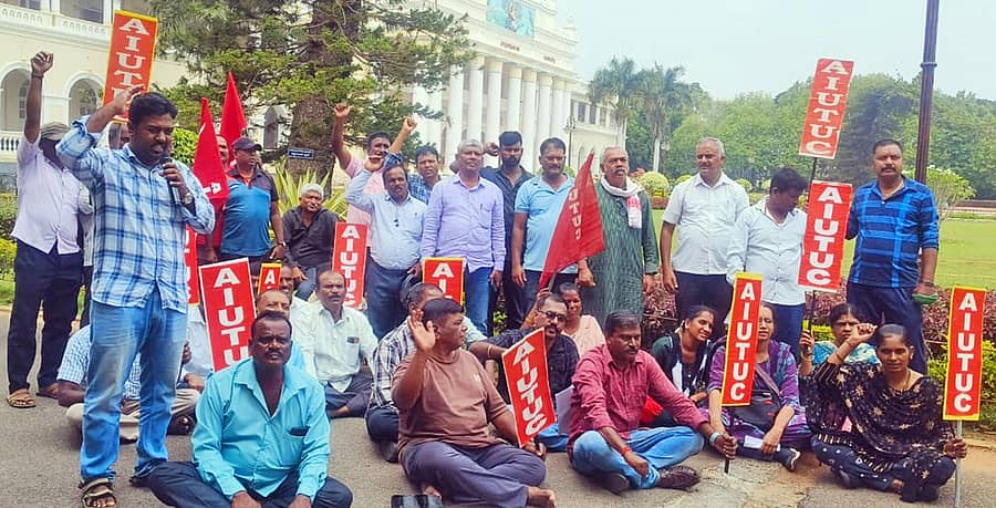 ‘ಬೇನಾಮಿ ಹೆಸರಿನಲ್ಲಿ ಗುತ್ತಿಗೆದಾರ ಕಂಪನಿಯೊಂದು ಕಾರ್ಮಿಕರ ಹಣ ಪಡೆಯುತ್ತಿದೆ’ ಎಂದು ಆರೋಪಿಸಿ ಎಐಟಿಯುಸಿ ಸದಸ್ಯರು ಮಂಗಳವಾರ ಮೈಸೂರಿನ ಕ್ರಾಫರ್ಡ್ ಭವನದ ಎದುರು ಪ್ರತಿಭಟನೆ ನಡೆಸಿದರು 