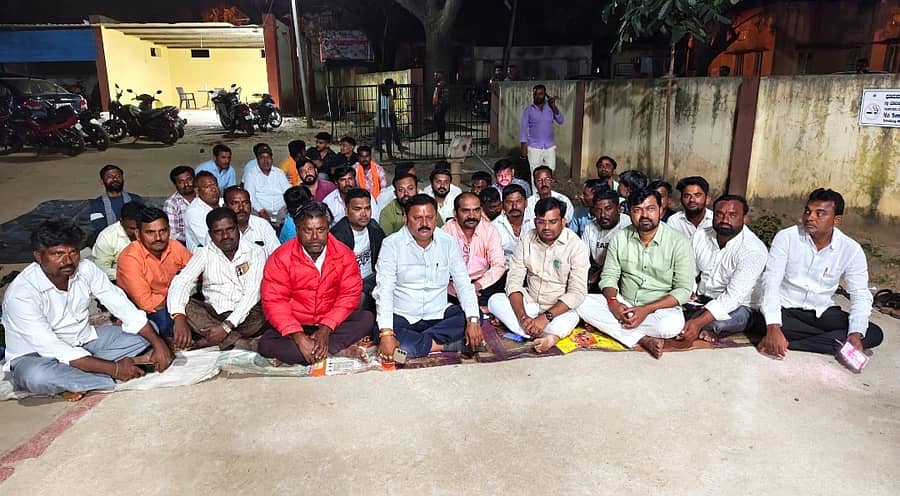 <div class="paragraphs"><p>ಶಿರಹಟ್ಟಿಯ ಪೊಲೀಸ್ ಠಾಣೆ ಎದುರಗಡೆ ಶಾಸಕ ಡಾ.ಚಂದ್ರು ಲಮಾಣಿ ಹಾಗೂ ಕಾರ್ಯಕರ್ತರು ಧರಣಿ ನಡೆಸಿದರು</p></div>